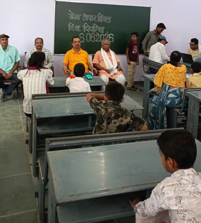 विद्यालय में पंजीयन डेस्क का संदर्भ चित्र