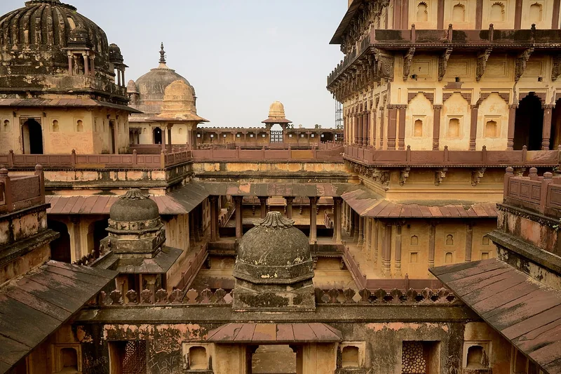 दतिया के बीर सिंह महल के आँगन में कई स्तरों पर बने गलियारे और छतरियाँ